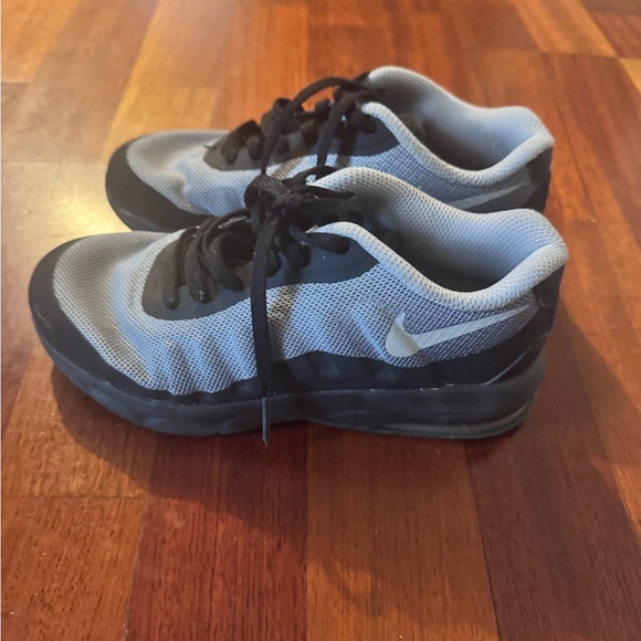 Nike Black and Gray Sneakers - Picture 3 of 4